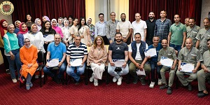الإعلام تُكرم الإداريين والعاملين بالكلية