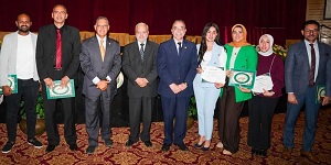 تهنئة المكرمين في احتفالية التميز البحثي والتصنيف الدولي